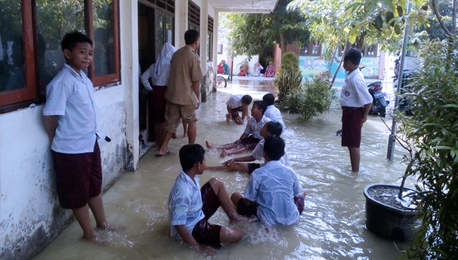 Air luapan sungai Bengawan Jero menggenangi SDN Kemlagi Lor, Kecamatan Turi, Lamongan, (FOTO: Istimewa)
