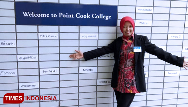 Anik Sudiartini saat berada di Point Cook College Australia, satu-satunya Kepala SMK di Jatim yang dipilih Kemendikbud (FOTO: Anik for TIMES Indonesia) 