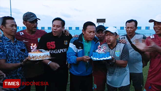 Pelatih Persela, Aji Santoso dan CEO Persela, Yuhronur Effendi meniup lilin untuk merayakan ulang tahun Persela ke 52, di Stadion Surajaya Lamongan, Kamis (18/4/2019). (FOTO: MFA Rohmatillah/TIMES Indonesia)