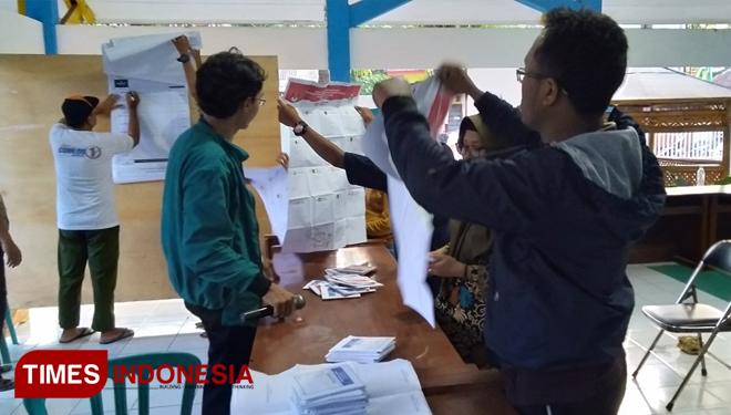 Proses penghitungan ulang surat suara di Kecamatan Besuk, Kabupaten Probolinggo.(FOTO: Dicko W/TIMES Indonesia)