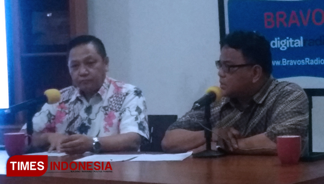 Praktisi media Arief Gunawan (kanan) dalam diskusi yang disiarkan Bravos Radio (FOTO: Yayat R Cipasang/TIMES Indonesia)