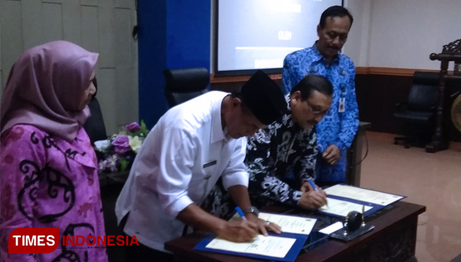 Wali Kota Madiun Sugeng Rismiyanto bersama Kepala BSN Bambang Prasetya saat melakukan tanda tangan nota kesepahaman. (FOTO:Pamula Yohar.C/TIMES Indonesia)