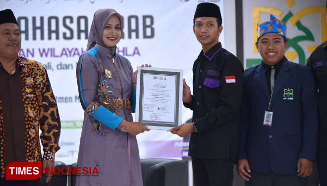 Bupati Jember dr Faida saat menerima piagam dari penyelenggara Kemah Bahasa Arab di IAIN Jember, Jumat (19/4/2019). (FOTO: Dody Bayu Prasetyo/TIMES Indonesia)