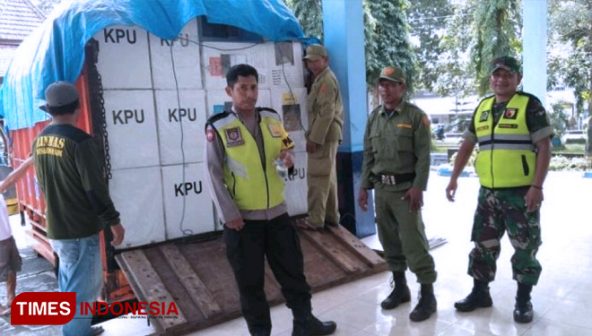 Sinergitas pengawalan Pengembalian Logistik Pemilu dari PPS ke PPK Kec. Lawang. (FOTO: AJP/TIMES Indonesia)