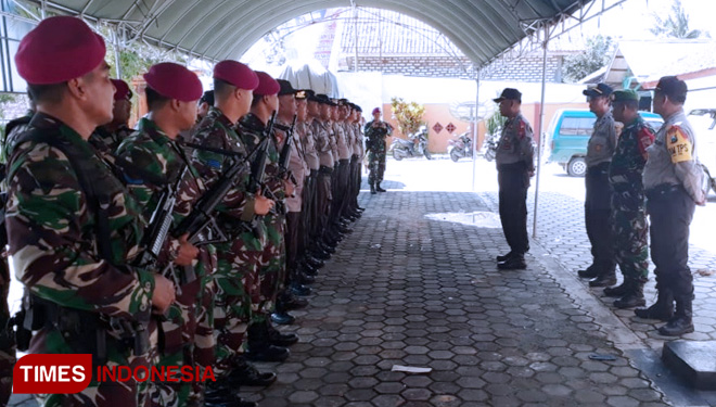 TNI-Polri di Pamekasan melakukan apel bersama untuk menjalankan pengamanan tahapan pemilu rekapitulasi surat suara ditingkat PPK. (FOTO: Akhmad Syafii/TIMES Indonesia)