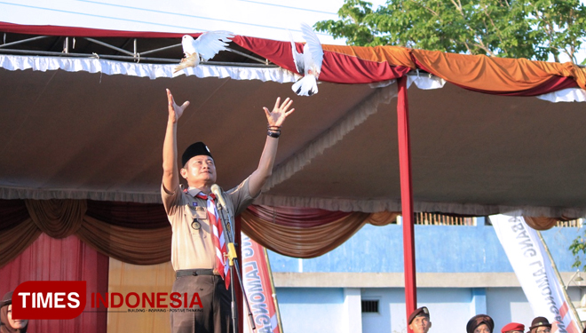 Ketua Kwartir Cabang (Kwarcab) Lamongan, Dr Yuhronul Effendi, MBA, melepaskan sepasang merpati sebagai tanda dimulainya Even 7 th World Care and Scouting League (WCSL) Tahun 2019, di Lapangan Garuda, Lamongan, Jum'at (19/4/2019). (FOTO: MFA/TIMES Indonesi