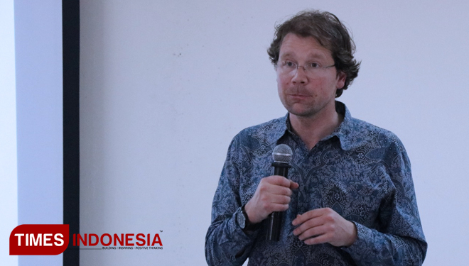 Peneliti asal Belanda Ward Berenschot ketika berdiskusi di UGM. (FOTO: Ahmad Tulung/TIMES Indonesia) 
