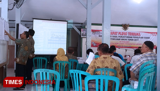Suasana rekapitulasi penghitungan suara Pemilu 2019 di PPK Geger Kabupaten Madiun. (FOTO: Yupi Apridayani/TIMES Indonesia)