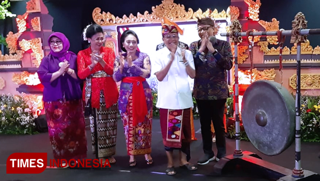 Pembukaan Bali Smesco Festival 2019 Oleh Menkop UKM RI, Direktur Smesco Indonesia, dan Gubernur Bali (FOTO : Rizki Amana/TIMES Indonesia)