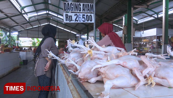 Pedagang ayam di Pasar Srono (FOTO: Rizki Alfian/TIMES Indonesia)
