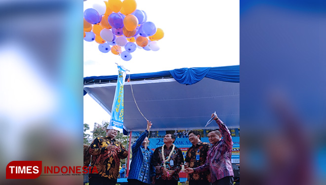 Kepala Disnaker Kabupaten Malang Yoyok Wardoyo dan Kepala SMK MUTU Gondanglegi H Pahri SAg MM saat membuka job fair. (FOTO: Binar Gumilang/TIMES Indonesia).