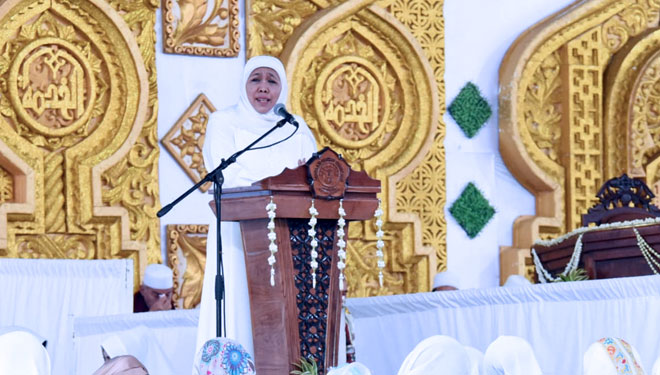 Gubernur Khofifah saat menghadiri Haul Majelis Dzikir Maulidur Rasul dan Haul KH Abdul Wahab Turcham ke 24 di halaman Yayasan Khodijah Surabaya, Sabtu 20/4/2019. (FOTO: Istimewa)