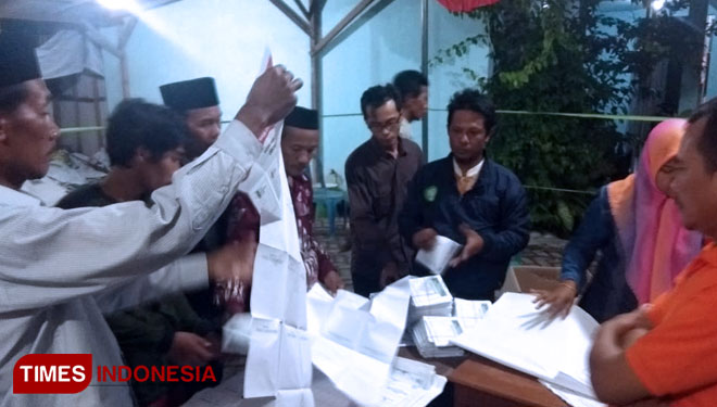 Perhitungan perolehan surat suara di TPS 06 Desa Bojoasri, Kecamatan Kalitengah, Lamongan, (FOTO: Istimewa/TIMES Indonesia)