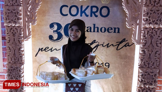 Pengunjung di outlet Bluder Cokro berpose di booth corner khusus 30 Tahoen Penoeh Tjinta. (Foto: Yupi Apridayani/TIMES Indonesia)