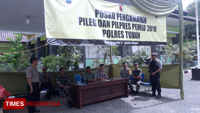 Suasana Posko Pengamanan Pemilu di kantor Kecamatan Tuban, Sabtu, (20/04/2019). (FOTO: Achmad Choirudin/TIMES Indonesia)