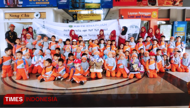Siswa KB/TK Khadijah bersama pendamping berfoto di stasiun Sidoarjo. (FOTO: AJP/TIMES Indonesia)