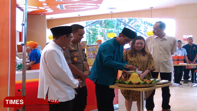 Wali Kota Madiun,Sugeng Rismiyanto saat melakukan prosesi potong tumpeng di restoran Yoshinoya, (FOTO: Pamula Yohar.C/TIMES Indonesia).