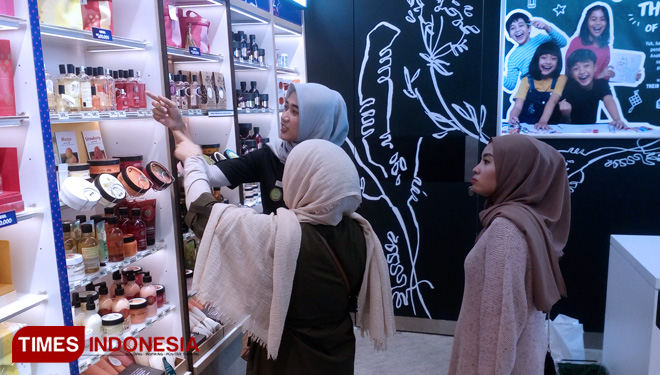Pramuniaga sedang melayani pelanggan yang tengah berbelanja produk kecantikan di The Body Shop yang ada di Lippo Plaza Jember. The Body Shop memberikan diskon 10% untuk semua produk. (FOTO: Dody Bayu Prasetyo/TIMES Indonesia)