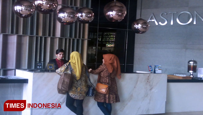 Dua orang pengunjung sedang dilayani petugas receptionis Aston Inn Mataram dengan ramah.(FOTO: Anugrah Dany/TIMES Indonesia) 