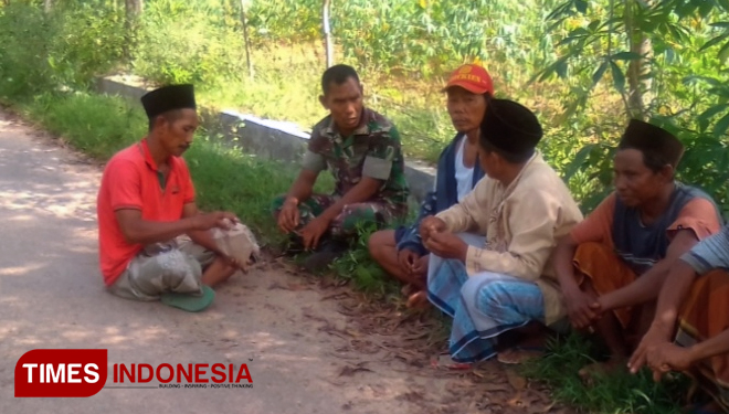 Babinsa Kodik Koramil 0826/03 Propo Sertu Moh.Rifadi melakukan komsos dengan warga Dusun Gelugur Desa Kodik Kecamatan Propo,Pamekasan. (FOTO: akhmad syafii/TIMES Indonesia)