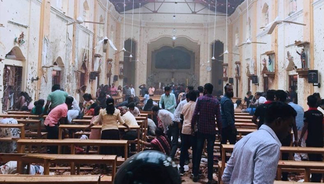 Suasana di Gereja St Anthony, Kolombo, Sri Lanka pascaledakan (FOTO: Twitter/Aashik Nazardeen)
