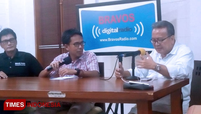 Ketua Tim Jurdil2019 Kelana Budi Mulia (paling kanan) dalam diskusi yang disiarkan Bravos Radio (FOTO: Yayat R Cipasang/TIMES Indonesia)