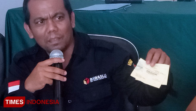 Komisioner Bawaslu, Agus susanto saat menjelaskan temuan kupon relawan Caleg RM beberapa waktu lalu di Kantor Bawaslu Bontang, (FOTO: Kusnadi/ TIMES Indonesia)