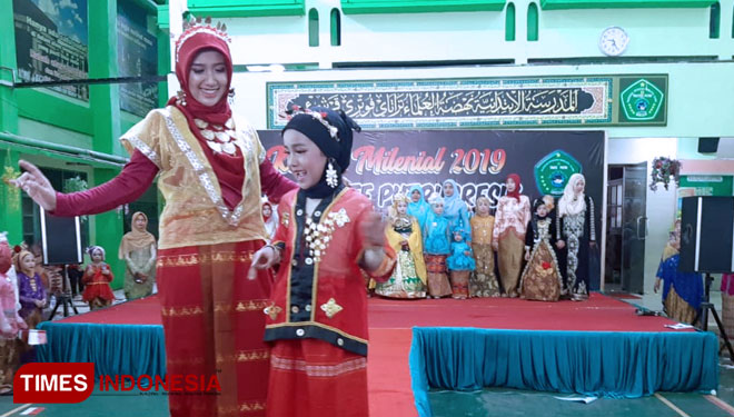 Peringati Hari Kartini Pelajar Gresik  Fashion Show Bareng 