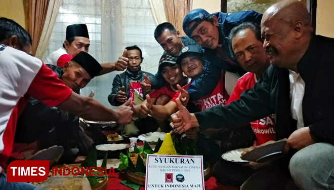 Acara Tasyakuran Potong Tumpeng di Kecamatan Genteng atas Keunggulan perolehan suara Jokowi-Ma'ruf Amin dalam Pilpres 2019. (FOTO: Agung Sedana/TIMES Indonesia)