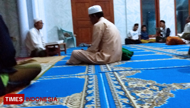 Suasana acara pembacaan surat yasin di Masjid Thoriqul Jannah Desa Bujur Timur, Pamekasan.(FOTO:akhmad syafii/TIMES Indonesia)