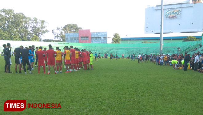 Aremania memadati sesi latihan Arema FC di Stadion Gajayana pada Minggu (21/4%2019) (Foto: Ovan Setiawan / Times Indonesia) 
