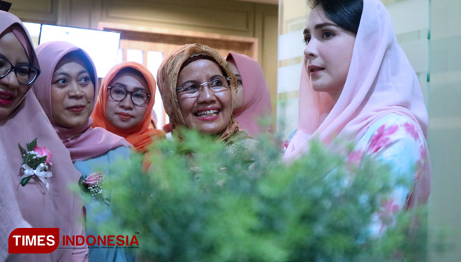 Arumi Bachsin bersama dokter mengunjungi tiap ruangan tindakan medis saat grand opening MedicElle Clinic Surabaya, Minggu (21/4/2019).(FOTO: Lely Yuana/TIMES Indonesia)