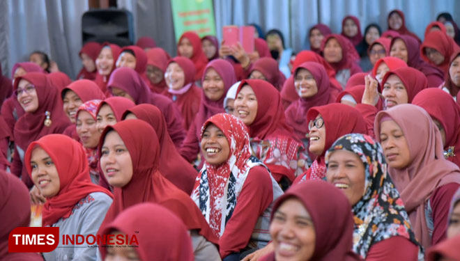 Para guru TK dan PAUD se-Jember mengikuti workshop Peningkatan Mutu dan Kreatifitas Pendidik PAUD oleh IGTKI PGRI di Hotel Bandung Permai, Minggu (21/4/2019). (FOTO: Dody Bayu Prasetyo/TIMES Indonesia)