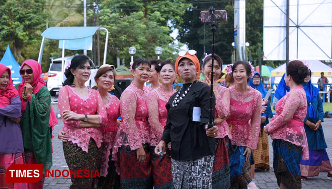 Salah satu kelompok peserta line dance berfoto bersama dalam acara Modern Women Empowerment Indonesia di halaman BRI Jember, Minggu (21/4/2019). (FOTO: Dody Bayu Prasetyo/TIMES Indonesia)