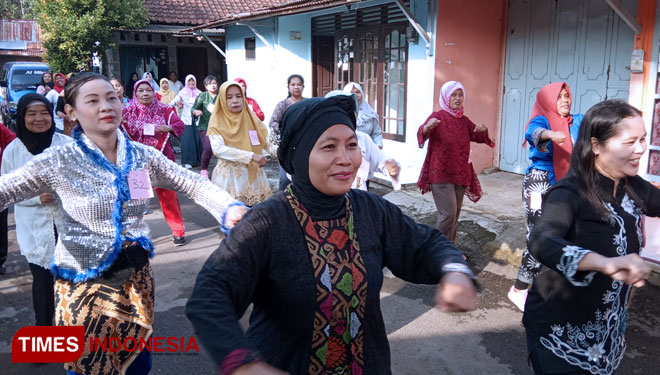 Olahraga senam berkostum kebaya dan adat tradisional warga Desa Penaruban dalam rangka Peringatan Hari Kartini (FOTO: Aulia Istiqayana for TIMES Indonesia)