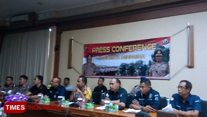 Pihak kepolisian saat menggelar b konferensi pers di Ruang Rapat Jepun, Bandar I Gusti Ngurah Rai, Minggu (21/4/2019).(FOTO Khadafi/TIMES Indonesia).