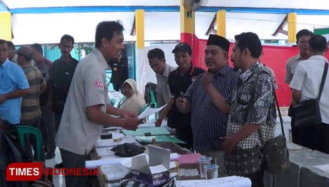 Ketua PPK Kecamatan Kraksaan dan LPP PKB Kabupaten Probolinggo, saat adu mulut dugaan kecurangan suara PKB yang hilang sekitar 70 persen. (FOTO: Dicko W/TIMES Indonesia)