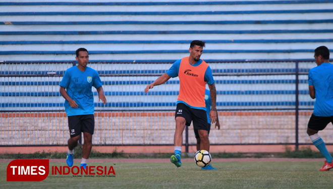 Alex dos Santos Goncalves (rompi oranye) berlatih bersama rekan-rekannya, di Stadion Surajaya Lamongan, Senin (22/4/2019). (FOTO: MFA Rohmatillah/TIMES Indonesia)