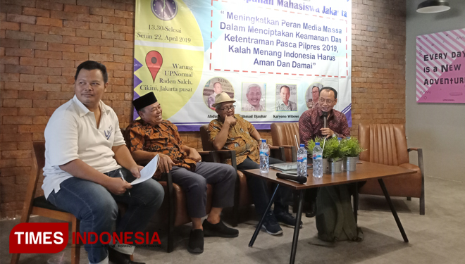 Direktur Eksekutif IPI, Karyono Wibowo (satu dari kanan) dalam sebuah diskusi di kawasan Cikini, Jakarta Pusat, Senin (22/4/2019). Foto: Rahmi Yati Abrar/TIMES Indonesia