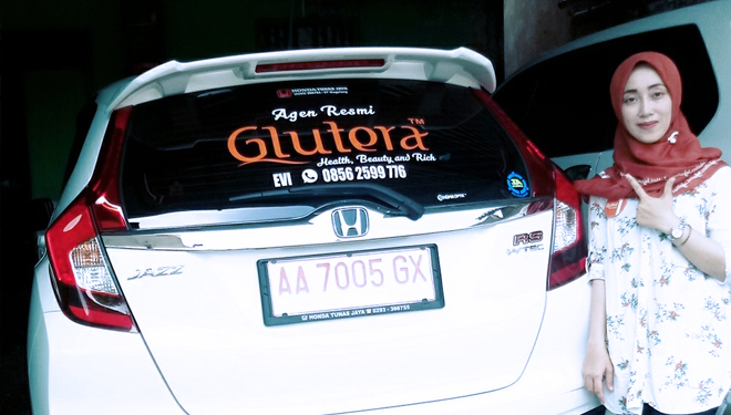 Dua tahun menekuni bisnis Glutera, Evi Christin Hendriyati mendapatkan mobil impiannya. (Foto: Istimewa)