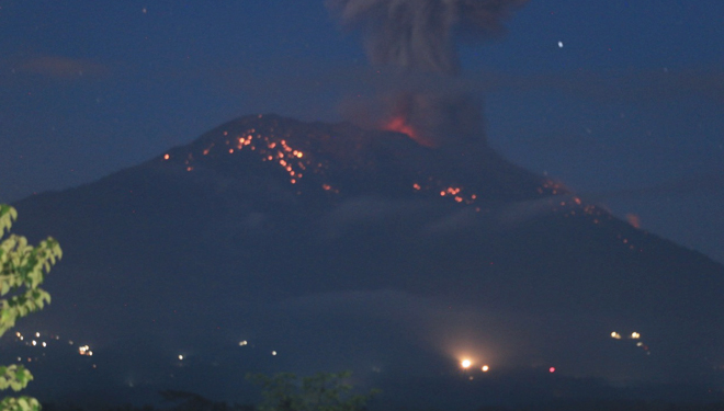 Gunung Agung saat erupsi, Minggu (21/4/2019). (FOTO: Istimewa)