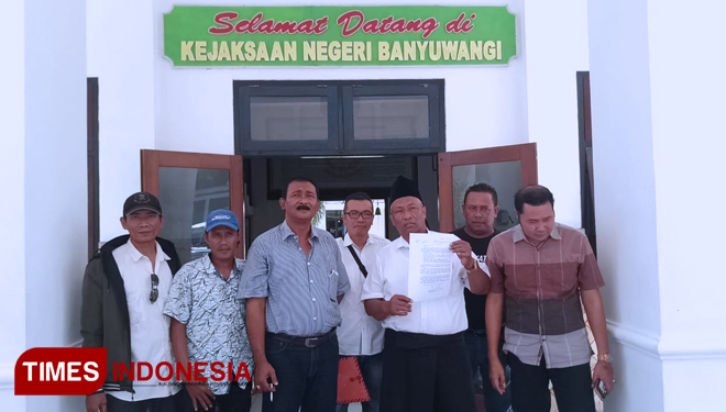 Jajaran divisi Usaha dan Keamanan, Asosiasi Pengusaha Mineral (Aspamin) saat mendatangi kantor Kejaksaan Negeri (Kejari) Banyuwangi. (FOTO: Syamsul Arifin/ TIMES Indonesia)