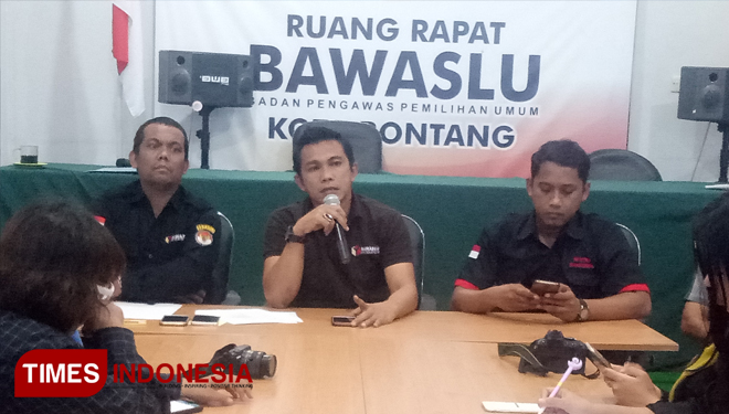 Para Komisioner Bawaslu Kota Bontang pada konfrensi pers beberapa waktu lalu, dok (Foto: Kusnadi/Times Indonesia)