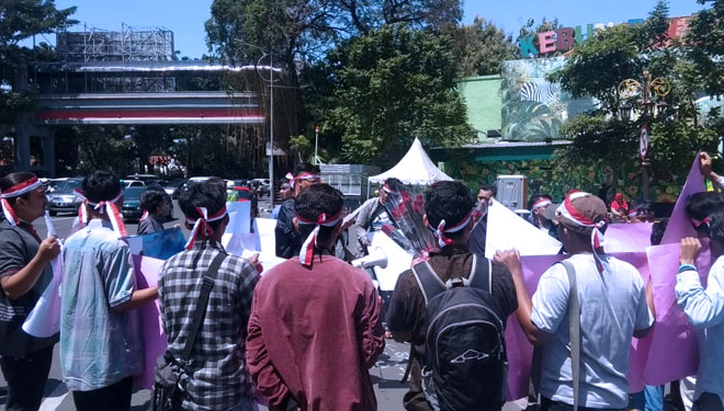 Suasana aksi yang digelar oleh Komunitas peduli Indonesia di depan Kebun binatang Surabaya (FOTO: Istimewa)