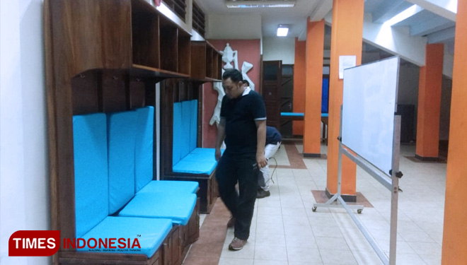 Petugas Verifikasi Faktual dari PT Liga Indonesia Baru (LIB), memeriksa ruang ganti pemain, di Stadion Surajaya Lamongan, Senin (22/4/2019). (FOTO: MFA Rohmatillah/TIMES Indonesia)