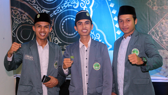 Ketua PW IPNU NTB Pauzan Basri (tengah) Sekretaris PW IPNU NTB Baharudin (kiri) Ketua PC IPNU Lotim (kanan). (FOTO: Istimewa)