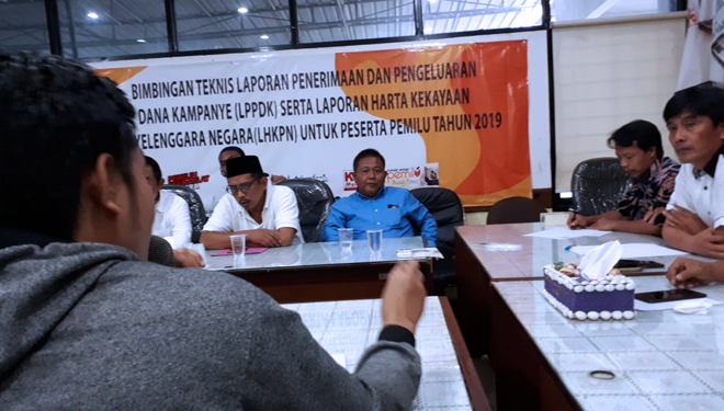 Pentolan Parpol Surabaya Ngluruk KPU Surabaya, Senin (22/4/2019). (FOTO: Istimewa)