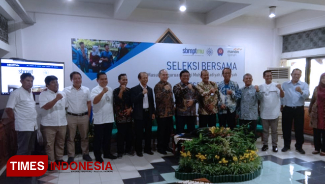 Panitia SBMPTMu bersama Ketua Dikti Libang PP Muhammadiyah dan Perwakilan Bank Syariah Mandiri saat Peluncuran Program SBMPTMu 2019. (FOTO: Abdurrahman Faris (FOTO: CR-094/TIMES Indonesia)