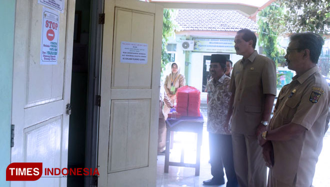 Plh walikota Kediri sedang memantau pelaksanaan UNBK SMPN 2 kediri (FOTO: Cas/TIMES Indonesia)