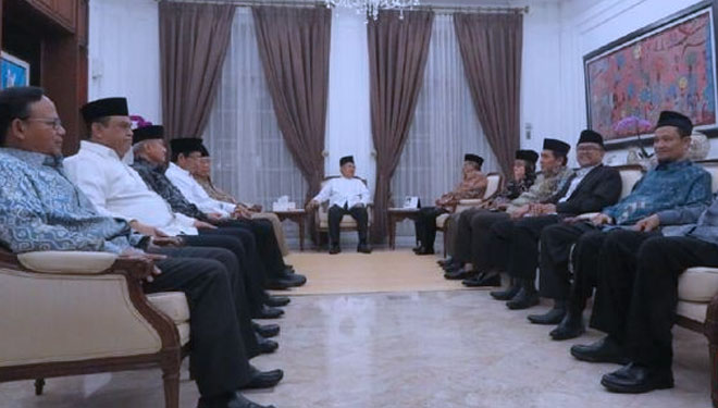 Wakil Presiden Jusuf Kalla bertemu dengan sejumlah pimpinan Ormas Islam di kediamannya, Jalan Diponegoro, Jakarta Pusat, Senin (22/4) malam. (FOTO: CNNIndonesia/Feri Agus)